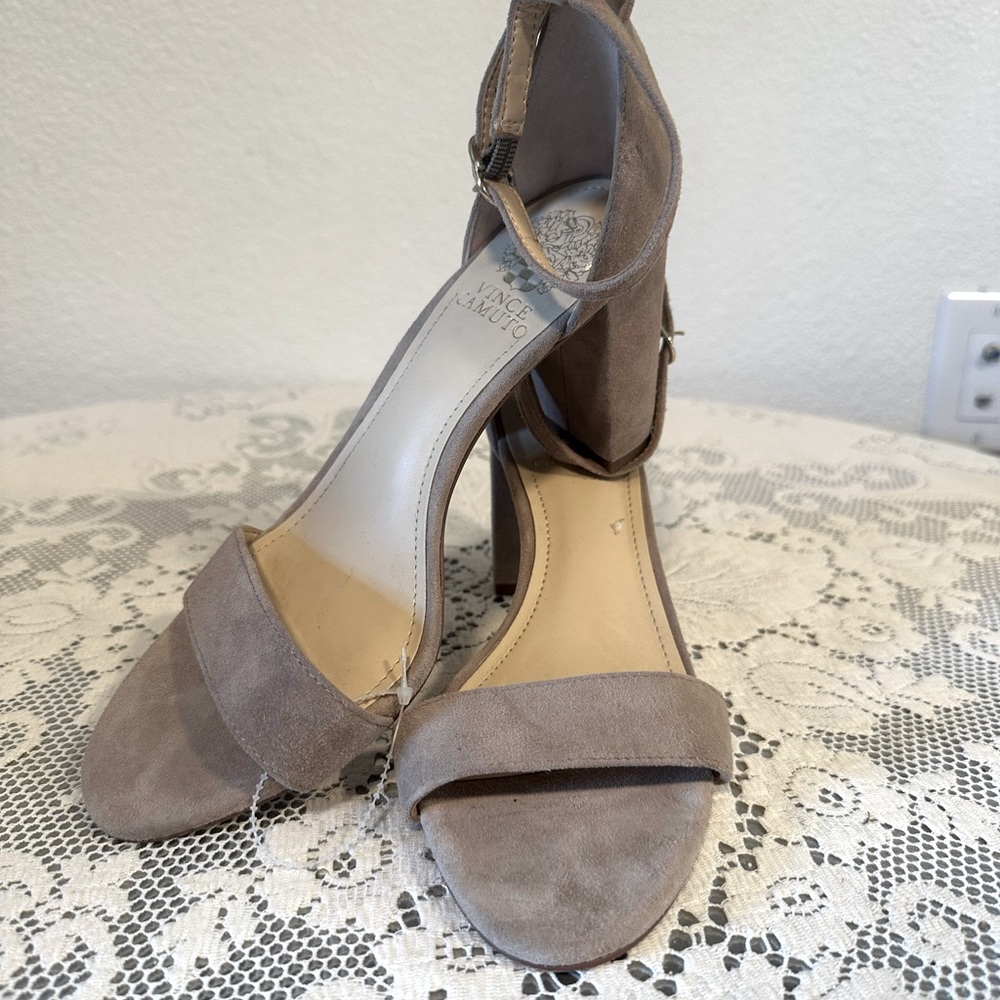 Brand new never worn Vince Camuto Womens Sandals Block Heel Ankle Strap Open Toe